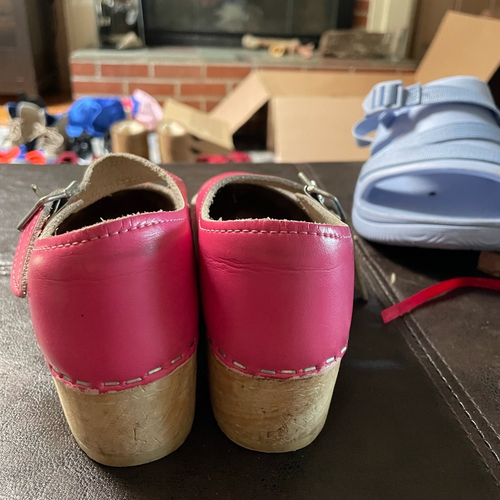 pink clogs - Picture 3 of 4